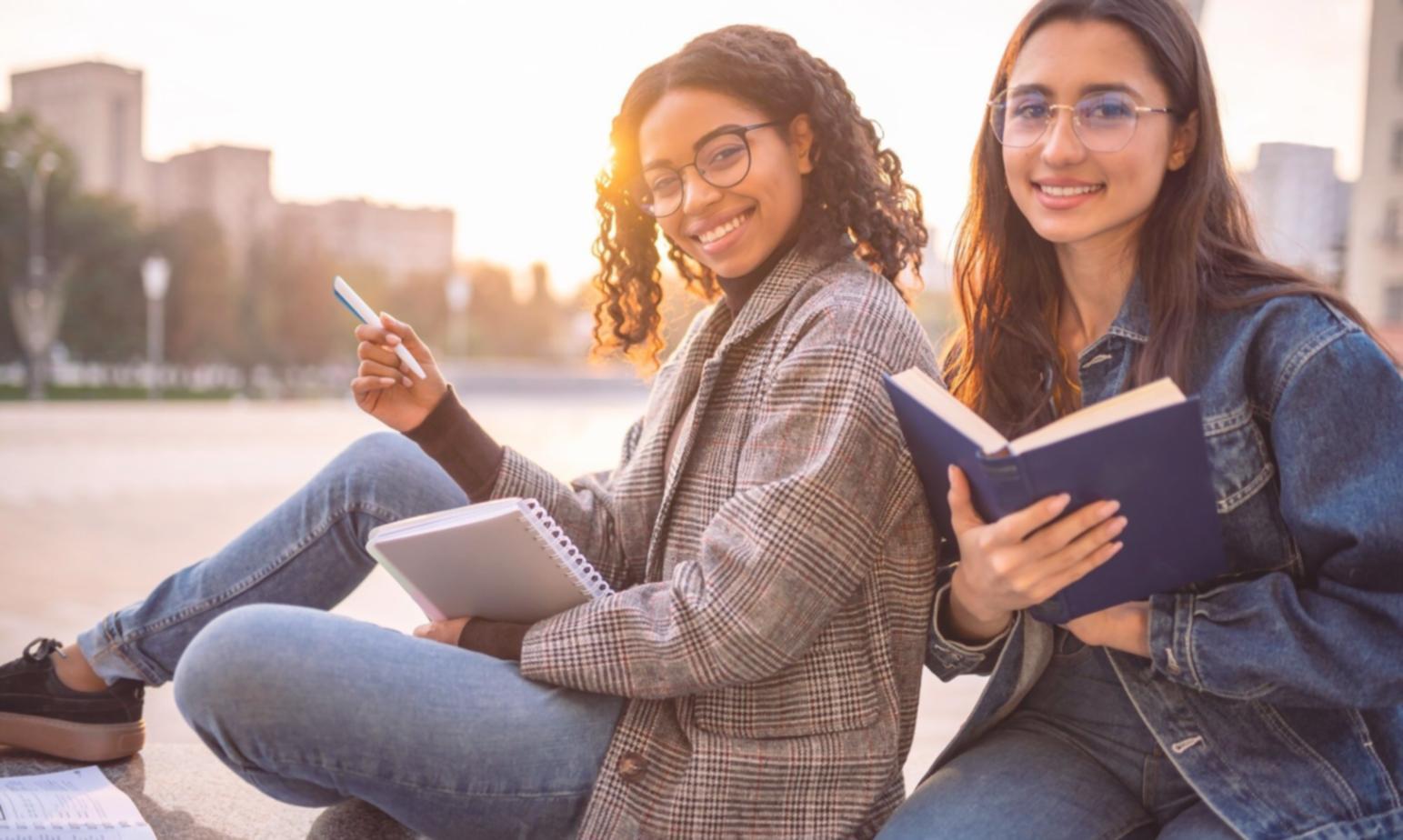 Finanzanalyst arbeitet an komplexen Modellierungsprojekten