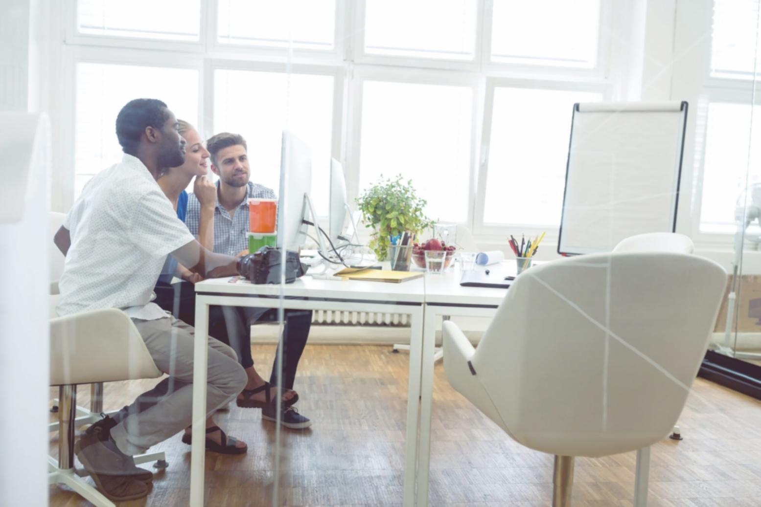 Finanzanalyst arbeitet an komplexen Bewertungsmodellen am Computer