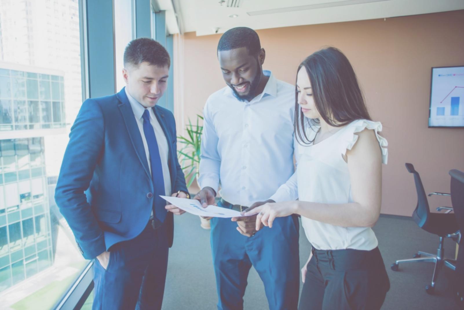 Teilnehmer arbeiten gemeinsam an Finanzmodellen in moderner Lernumgebung